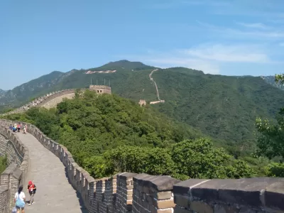 کلاهبرداری بسته های تعطیلات: چگونه می توان برای کمتر پرواز کرد؟ : راه رفتن بر روی دیوار بزرگ چین در نزدیکی پکن، چین با بسته تعطیلات
