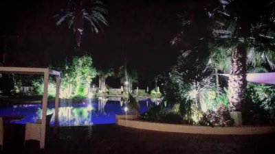 What are the best one way सस्ती उड़ानें from Amsterdam to Larnaca? : रात में हिल्टन पार्क निकोसिया में स्विमिंग पूल