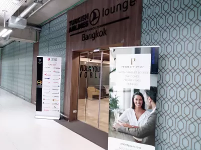 Priority Pass vs Lounge Key : Business lounge entrance in Bangkok airport accessible to Προτεραιότητα users