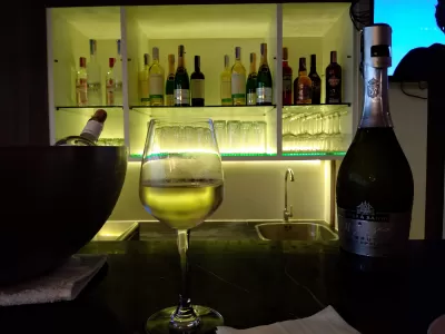 Priority Pass vs Lounge Key : Gratis glas champagne på en prioriteret pass lounge i Bangkok